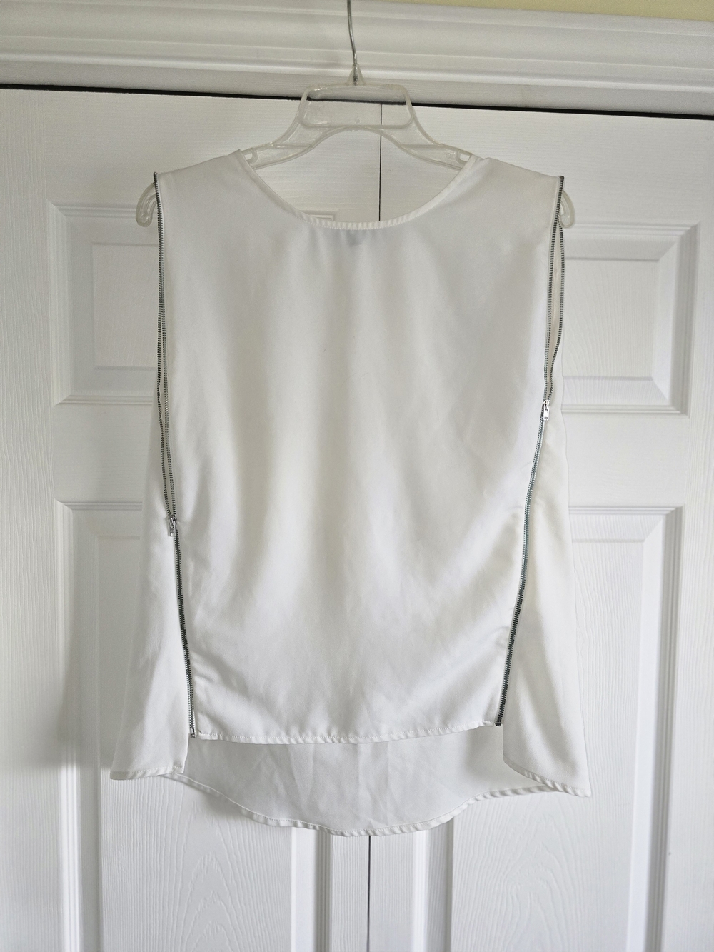 Express Y2K White Sleeveless Zip-Accent Women’s Blouse